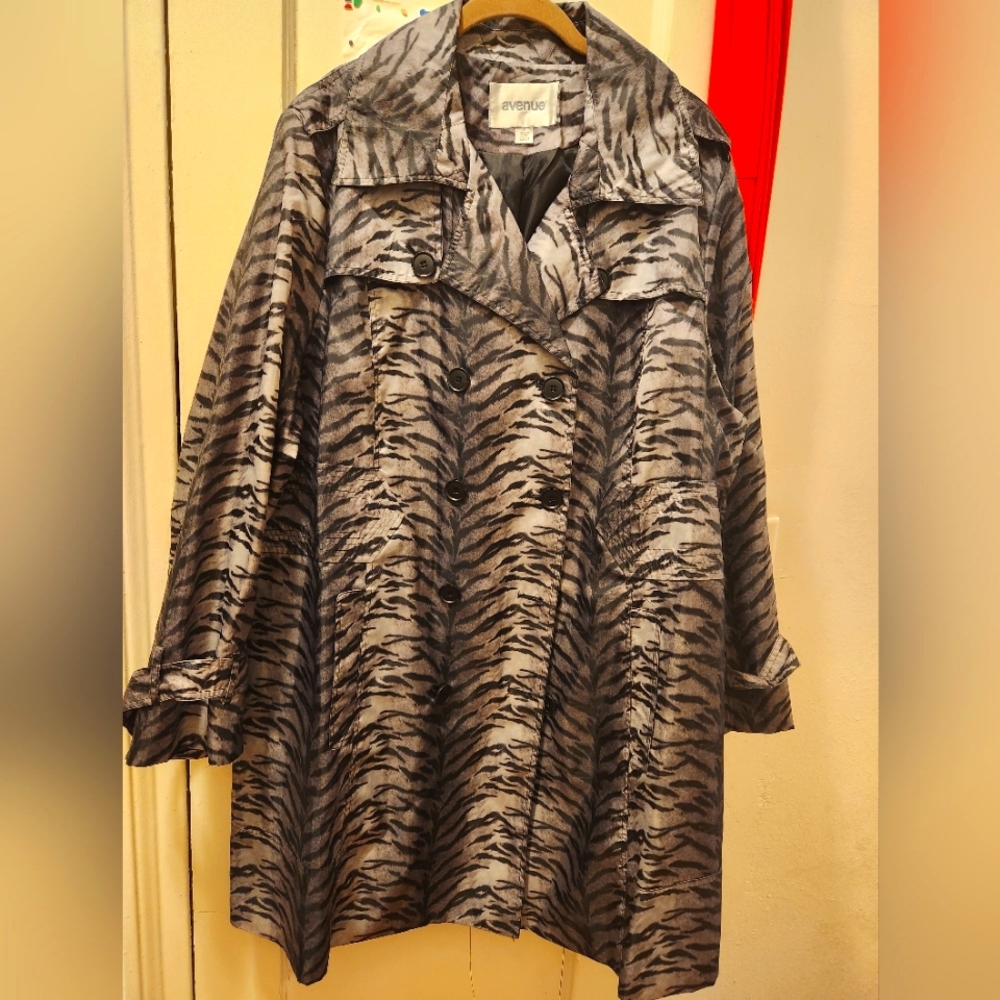 NWOT - Womens (Avenue) animal print light weight double breasted trench coat.